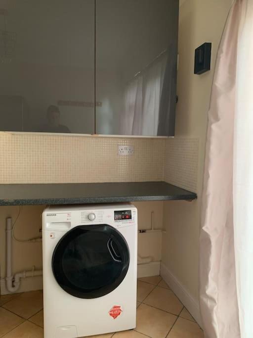 Super King Bed Suite, Executive Office, Fast Wifi, Free Parking