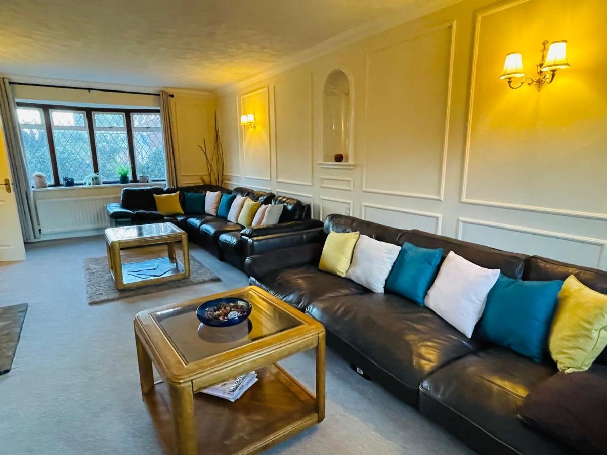 Holiday home Super King Bed Suite, Executive Office, Fast Wifi, Free Parking