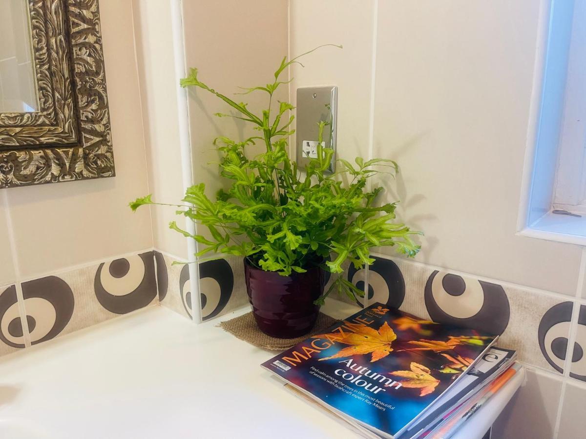 Holiday home Super King Bed Suite, Executive Office, Fast Wifi, Free Parking