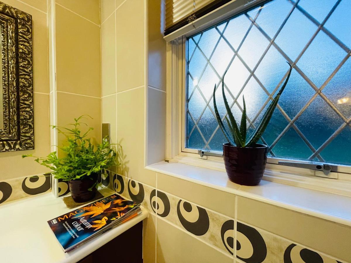 Super King Bed Suite, Executive Office, Fast Wifi, Free Parking Holiday home