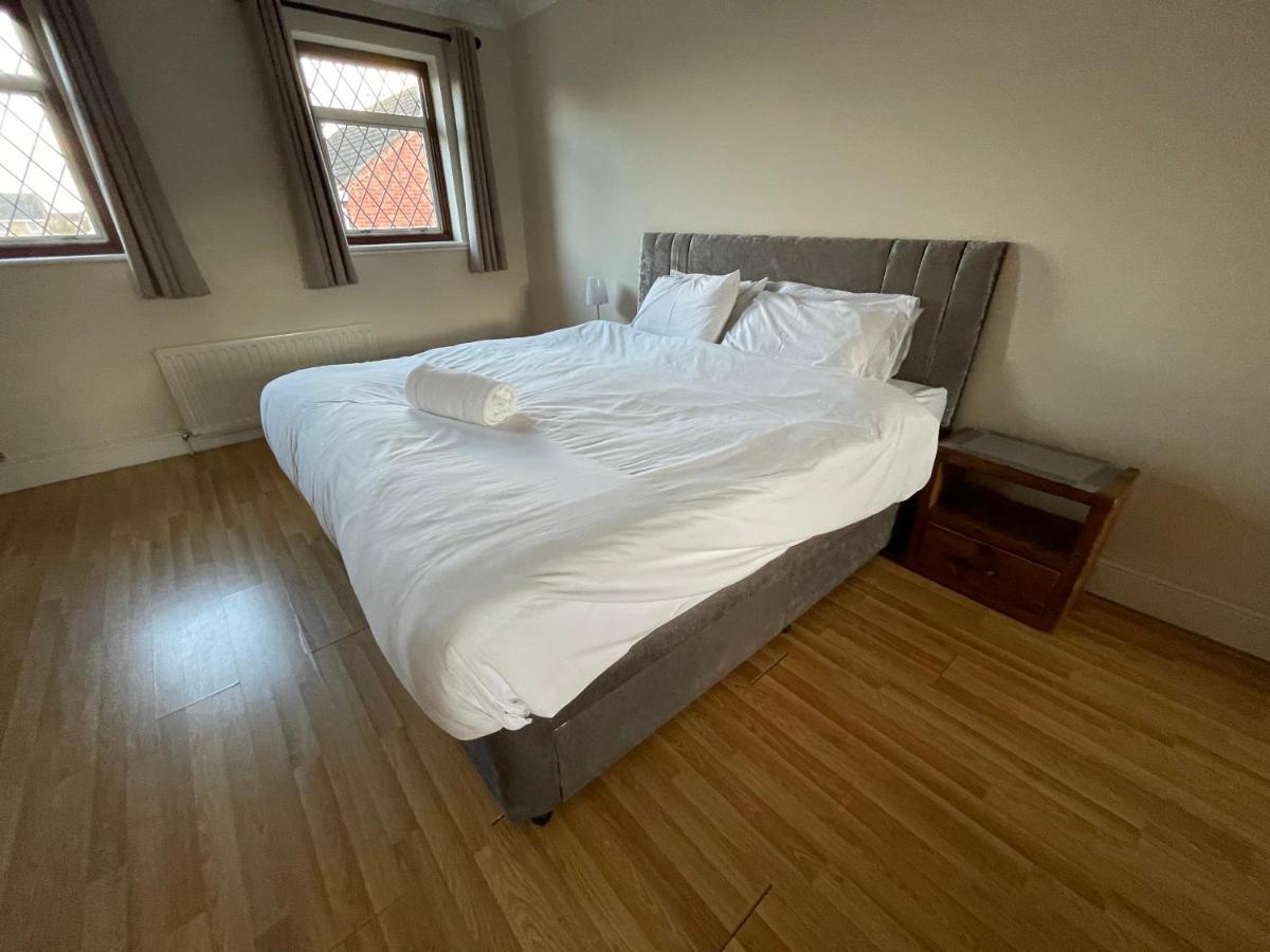 Super King Bed Suite, Executive Office, Fast Wifi, Free Parking * St Ives (Cambridgeshire)