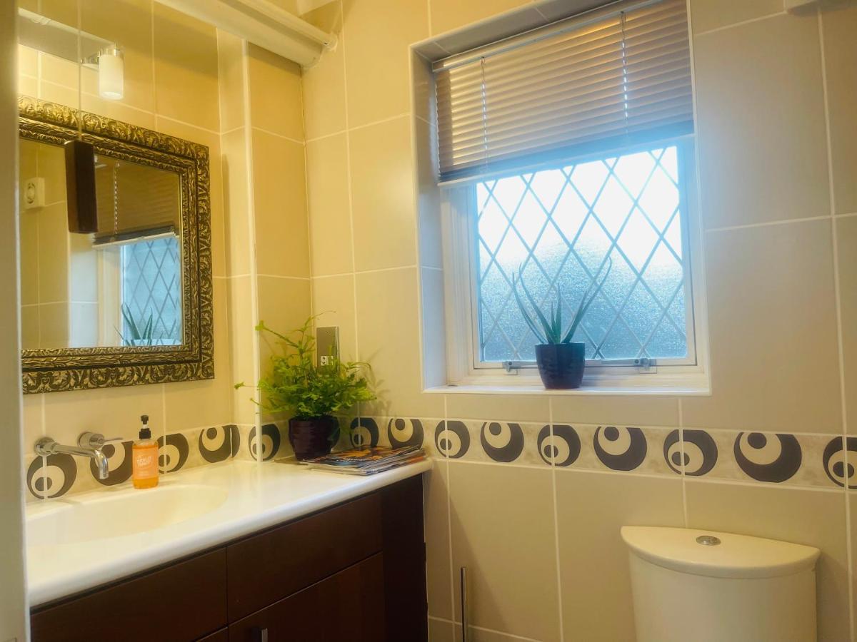 Holiday home Super King Bed Suite, Executive Office, Fast Wifi, Free Parking