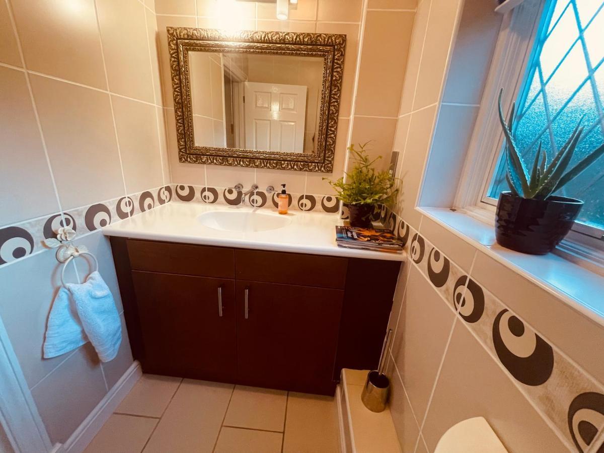 Super King Bed Suite, Executive Office, Fast Wifi, Free Parking *